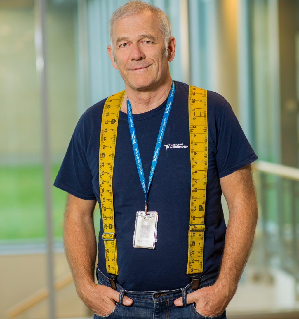 Robotok divatbemutatón Dr. Ábrahám László, az NI Hungary Kft. volt ügyvezetője, a Sensirion Kft. ügyvezetője