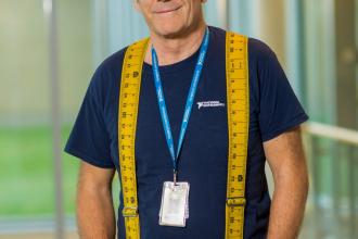 Robotok divatbemutatón Dr. Ábrahám László, az NI Hungary Kft. volt ügyvezetője, a Sensirion Kft. ügyvezetője