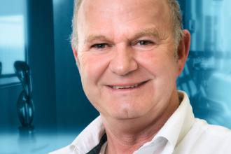 Fog mellé, vendégmarasztaló monokli dr. Lantos Endre, a Vitalcenter Dent Kft. tulajdonos ügyvezetője