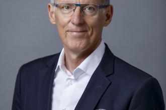 Amikor a beosztott túlszárnyalja főnökét… dr. Hárskuti János, a Milton Friedman Egyetem docense