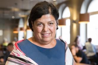 Százezer palack Keresztury Éva, 365 üzleti történet