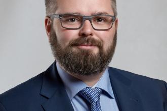 365 üzleti történet, Koós László