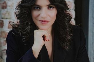 A szokatlan kérdés Palya Bea, a Palya Bea Production Kft. tulajdonos vezetője, énekes, dalszerző, előadó, tréner