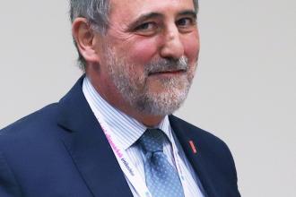 Egy kis abszurd, német rendőrökkel 365 üzleti történet, Pesti Sándor