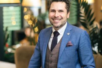 Egy cégvezető különös dilemmái Semsei Rudolf, a VakVarjú Étteremcsalád és a Budapest Party Service tulajdonos-ügyvezetője