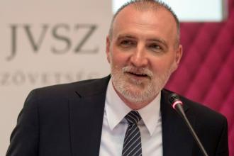 Legfeljebb bolondnak néznek… Tálos Péter, a Foxconn-csoport alelnöke, a Joint Venture Szövetség elnöke